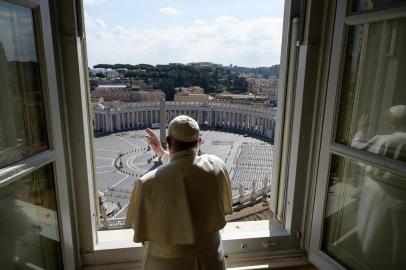 Papa Francisco abençoa uma Praça São Pedro vazia depois de passar pelo streaming do Angelus.<!-- NICAID(14451814) -->