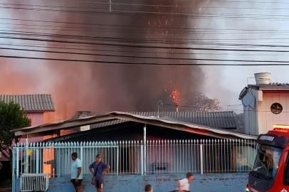 Incêndio perto da estação da RGE no Planalto Rio Branco<!-- NICAID(14451802) -->