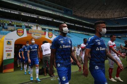 Em protesto à manutenção dos jogos do Gauchão, jogadores do Grêmio entram em campo de máscara na Arena<!-- NICAID(14451824) -->