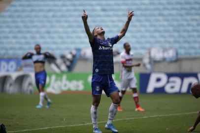 Thiago Neves comemora o gol de empate do Grêmio sobre o São Luiz em partida válida pela terceira rodada do segundo turno do Gauchão na Arena<!-- NICAID(14451871) -->