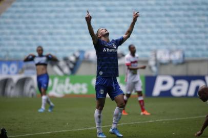 Thiago Neves comemora o gol de empate do Grêmio sobre o São Luiz em partida válida pela terceira rodada do segundo turno do Gauchão na Arena