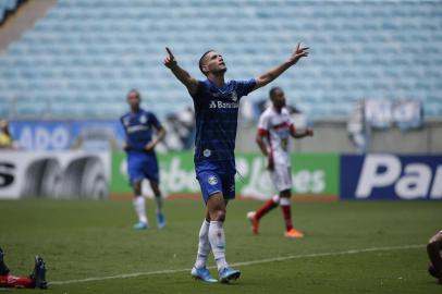 Thiago Neves comemora o gol de empate do Grêmio sobre o São Luiz em partida válida pela terceira rodada do segundo turno do Gauchão na Arena