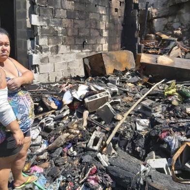 Beco no bairro Charqueadas ficou destruído após incêndio. Na foto, Bruna Sum Ferreira, 29 anos, que perdeu a casa.<!-- NICAID(14451877) -->