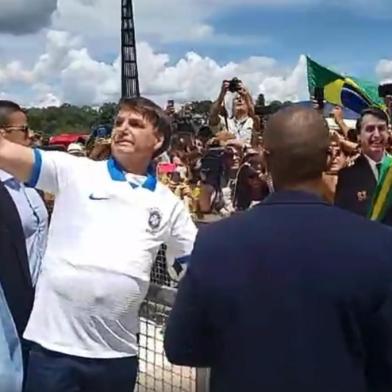 Frame de transmissão ao vivo de Jair Bolsonaro em frente ao Palácio do Planalto durante manifestação<!-- NICAID(14451923) -->