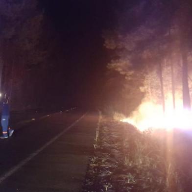 Equipes do Samae combatem incêndio na vegetação no entorno da represa do Faxinal<!-- NICAID(14451924) -->