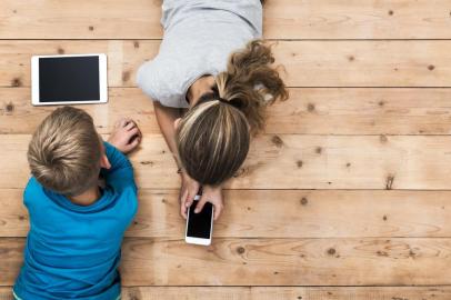  PORTO ALEGRE, RS, BRASIL, 18/05/2017- Crianças usando tablet e smartphone. (Foto: patrick / stock.adobe.com)Fonte: 158875678<!-- NICAID(14288955) -->