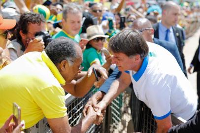  Brazilian President Jair Bolsonaro greets supporters in front of the Planalto Palace, after a protest against the National Congress and the Supreme Court, in Brasilia, on March 15, 2020. (Photo by Sergio LIMA / AFP)Editoria: POLLocal: BrasíliaIndexador: SERGIO LIMASecao: diseaseFonte: AFPFotógrafo: STR<!-- NICAID(14452300) -->