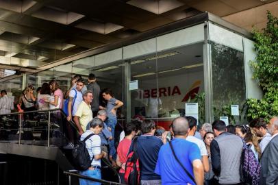 People line up at the Iberia airlines offices in Buenos Aires, on March 13, 2020. - The Argentine government has ordered the compulsory isolation for 14 days of people arriving from those countries most affected by the new coronavirus. (Photo by RONALDO SCHEMIDT / AFP)<!-- NICAID(14452533) -->