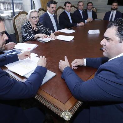 Porto Alegre, RS, BRASIL, 29/10/2019.  Governador Eduardo Leite recebe o presidente da Famurs, prefeito Eduardo Freire, sobre dao como pagamento de dvidas - Foto: Itamar Aguiar / Palcio Piratini. 