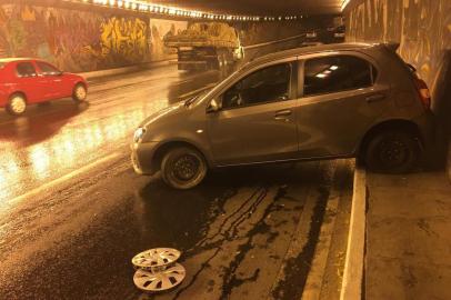 Carro bloqueia parte da via no Túnel da Conceição<!-- NICAID(14452535) -->