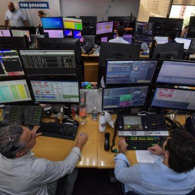  Traders work at the Necton brokerage company in Sao Paulo, Brazil on March 13, 2020. - Brazilian stocks rebounded Friday after days of carnage caused by the coronavirus pandemic, following European markets higher to partially recover their losses. The Sao Paulo stock exchanges Ibovespa index surged more than 14 percent at opening, but then settled to a gain of about seven percent, after losing 14.78 percent Thursda (Photo by NELSON ALMEIDA / AFP) / The erroneous mention[s] appearing in the metadata of this photo by NELSON ALMEIDA has been modified in AFP systems in the following manner: [Traders work at the Necton Brokerage Company] instead of [Traders work at the Sao Paulo stock exchange]. Please immediately remove the erroneous mention[s] from all your online services and delete it (them) from your servers. If you have been authorized by AFP to distribute it (them) to third parties, please ensure that the same actions are carried out by them. Failure to promptly comply with these instructions will entail liability on your part for any continued or post notification usage. Therefore we thank you very much for all your attention and prompt action. We are sorry for the inconvenience this notification may cause and remain at your disposal for any further information you may require.Editoria: FINLocal: Sao PauloIndexador: NELSON ALMEIDASecao: business (general)Fonte: AFPFotógrafo: STF<!-- NICAID(14452543) -->