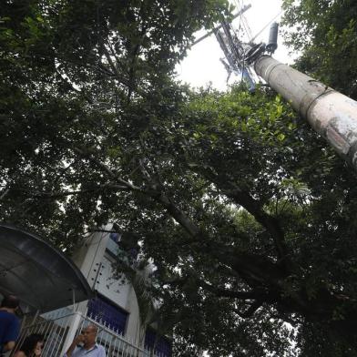  PORTO ALEGRE, RS, BRASIL - 16.03.2020 - Transformador instalado em poste explode na Avenida Ipiranga. (Foto: Lauro Alves/Agencia RBS)<!-- NICAID(14452550) -->