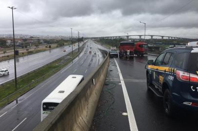 Caminhão bate em carro e bloqueia acesso da BR-448 para a freeway<!-- NICAID(14452719) -->