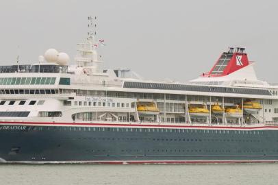  Cuba autorizou nesta segunda-feira o navio de cruzeiro britânico MS Braemar, com cinco casos confirmados do novo coronavírus, a atracar na ilha, de onde seus passageiros serão repatriados de avião para a Grã-Bretanha.<!-- NICAID(14452977) -->