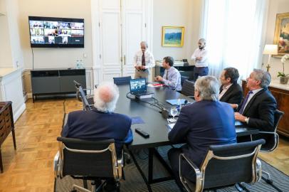 Presidente da Argentina, Alberto Fernandez, e ministros participando da vídeo conferência