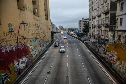  PORTO ALEGRE, RS, BRASIL - 2020.03.16 - Em dia de vários cancelamentos de aulas em escolas e empresas sugerindo homeoffice pela pandemia do Coronavírus, o trânsito de Porto Alegre pode ter diminuído. Fotos tiradas entre 18h10 e 18h40 (Foto: ANDRÉ ÁVILA/ Agência RBS)Indexador: Andre Avila<!-- NICAID(14453473) -->