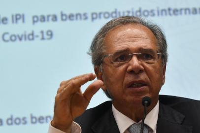 Paulo Guedes anuncia medidas econÃ´micas para reduzir impacto do Covid-19BRASÃLIA, DF, 16.03.2020 Â– PAULO-GUEDES-DF: Ministro da Economia, Paulo Guedes, promove coletiva de imprensa para apresentar medidas para conter os impactos provocados pelo Covid-19 (CoronavÃ­rus) com o objetivo de injetar atÃ© R$ 147,3 bilhÃµes de reais na economia do paÃ­s. As aÃ§Ãµes, visam conter os efeitos econÃ´micos da pandemia que estÃ¡ instaurada em territÃ³rio brasileiro. Entre as medidas, estÃ£o a liberaÃ§Ã£o de saques do FGTS, a antecipaÃ§Ã£o do INSS, e a suspensÃ£o por trÃªs meses do pagamento de alguns impostos. (Foto: Mateus Bonomi/Agif/Folhapress)Local: Brasilia ;DF ;Brasil<!-- NICAID(14453537) -->