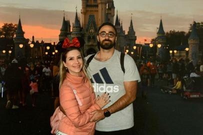  Fernanda Dugatto, 33, e Rafael Schalins May, 35. O casal voltou de uma viagem de dez dias aos Estados Unidos no dia em que a recomendação sobre coronavírus  foi anunciada e pretende segui-la até a sexta-feira (20).<!-- NICAID(14453539) -->