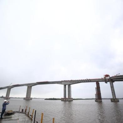 Um dos últimos grandes blocos de concreto da nova ponte do Guaíba foi instalado nesta quarta-feira, 2 de outubro. Freeway. BR-290