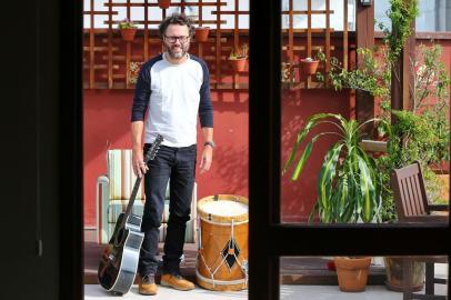  PORTO ALEGRE, RS, BRASIL, 25/06/2019- Duca Leindecker vai fazer show solo no Theatro São Pedro. (FOTOGRAFO: JÚLIO CORDEIRO / AGENCIA RBS)<!-- NICAID(14136775) -->