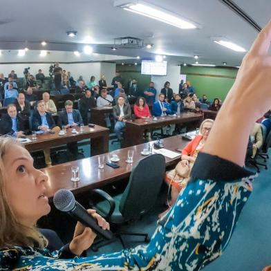 Foto: Joel Vargas  Agência ALRSLegenda: Em reunião dos líderes das bancadas, o presidente da AL, deputado Ernani Polo, recebeu das mãos do governador Eduardo Leite dois projetos a serem votados em regime de urgência que serão apoios do combate ao Covid-19, o Coronavírus.<!-- NICAID(14454342) -->