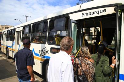  PORTO ALEGRE - RS- BR - 17.03.2020ônibus circulam com as janelas abertas  pelo corredor da avenia João Pessoa.FOTÓGRAFO: TADEU VILANI AGÊNCIA RBS<!-- NICAID(14453893) -->