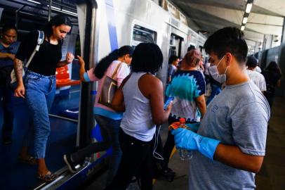  PORTO ALEGRE, RS, BRASIL, 17-03-2020: Equipe de limpeza higieniza vagões da Trensurb entre as viagens. (Foto: Mateus Bruxel / Agência RBS)<!-- NICAID(14454001) -->