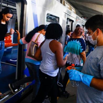  PORTO ALEGRE, RS, BRASIL, 17-03-2020: Equipe de limpeza higieniza vagões da Trensurb entre as viagens. (Foto: Mateus Bruxel / Agência RBS)<!-- NICAID(14454001) -->