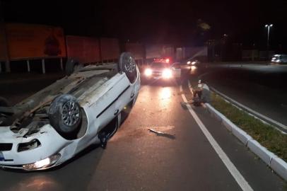 Carro capota na RS-040, em Viamão, Região Metropolitana. VIAMÃO, 18/03/2020<!-- NICAID(14454626) -->