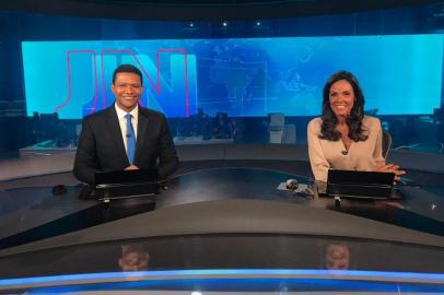 Cristina Ranzolin e Márcio Bonfim na bancada do Jornal Nacional<!-- NICAID(14451804) -->