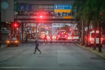  PORTO ALEGRE, RS, BRASIL - 2020.03.16 - Em dia de vários cancelamentos de aulas em escolas e empresas sugerindo homeoffice pela pandemia do Coronavírus, o trânsito de Porto Alegre pode ter diminuído. Fotos tiradas entre 18h10 e 18h40. Na foto: Avenida Júlio de Castilhos (Foto: ANDRÉ ÁVILA/ Agência RBS)Indexador: Andre Avila<!-- NICAID(14453478) -->