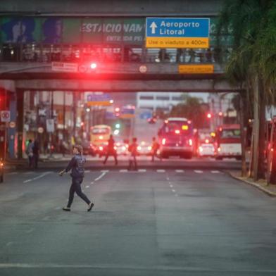  PORTO ALEGRE, RS, BRASIL - 2020.03.16 - Em dia de vários cancelamentos de aulas em escolas e empresas sugerindo homeoffice pela pandemia do Coronavírus, o trânsito de Porto Alegre pode ter diminuído. Fotos tiradas entre 18h10 e 18h40. Na foto: Avenida Júlio de Castilhos (Foto: ANDRÉ ÁVILA/ Agência RBS)Indexador: Andre Avila<!-- NICAID(14453478) -->