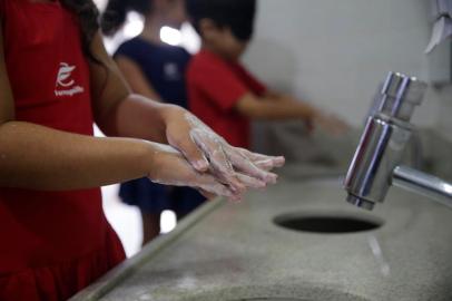  PORTO ALEGRE, RS, BRASIL - 2020.03.03 - Crianças da Educação Infantil do colégio Farroupilha participam de oficinas sobre higiene das mãos, contra o coronavírus. (Foto: ANDRÉ ÁVILA/ Agência RBS)Indexador: Andre Avila<!-- NICAID(14438178) -->