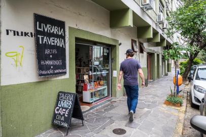  PORTO ALEGRE, RS, BRASIL, 02/12/2016 : André Günther e Éderson Lopes, colegas de Ciências Sociais, montaram a livraria de calçada Taverna, na Fernando Machado, 370, no Centro. É uma das poucos alternativas da cidade de lojas de livro fora dos shopping centers. (Omar Freitas/Agência RBS)Indexador: Omar Freitas<!-- NICAID(12599819) -->