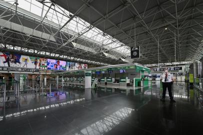 An airport security agent stands guard in a deserted Terminal T1 of Romes Fiumicino international airport on March 17, 2020, as the T1 is closing and all operations taking place at Terminal T3. - Romes second airport, Ciampino, has been closed, while Fiumicino is to close the T1, one of its three terminals from March 17. (Photo by ANDREAS SOLARO / AFP)<!-- NICAID(14455331) -->