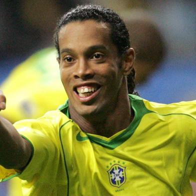 FILES-FBL-BRAZIL-COMIC-RONALDINHOFILES -  A picture taken 29 June 2005 shows Brazilian midfielder and captain Ronaldinho celebrating after scoring the third goal for his team during the 2005 FIFA Confederations Cup football final Brazil vs Argentina at the Waldstadion in Frankfurt/M. Ronaldinho, playing for Spains FC Barcelona, will become the hero of a comic strip, it was announced 27 December 2005.      AFP PHOTO JOHN MACDOUGALL (Photo by JOHN MACDOUGALL / AFP)Editoria: SPOLocal: FRANKFURT/MAINIndexador: JOHN MACDOUGALLSecao: sports eventFonte: AFP<!-- NICAID(14455700) -->