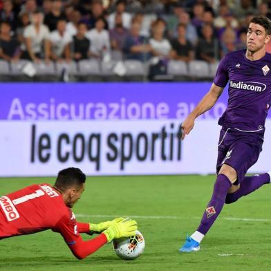  (FILES) In this file photo taken on August 24, 2019 Napolis Italian goalkeeper Alex Meret (L) saves a ball under prressure from Fiorentinas Serbian forward Dusan Vlahovic during the Italian Serie A football match Fiorentina vs Napoli at the Artemio-Franchi stadium in Florence. - Some celebrities around the world are affected by the novel coronavirus such as Fiorentinas Serbian forward Dusan Vlahovic. He has been tested positive to the Covid-19. (Photo by Andreas SOLARO / AFP)Editoria: SPOLocal: FlorenceIndexador: ANDREAS SOLAROSecao: soccerFonte: AFPFotógrafo: STF<!-- NICAID(14455754) -->