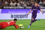  (FILES) In this file photo taken on August 24, 2019 Napoli's Italian goalkeeper Alex Meret (L) saves a ball under prressure from Fiorentina's Serbian forward Dusan Vlahovic during the Italian Serie A football match Fiorentina vs Napoli at the Artemio-Franchi stadium in Florence. - Some celebrities around the world are affected by the novel coronavirus such as Fiorentina's Serbian forward Dusan Vlahovic. He has been tested positive to the Covid-19. (Photo by Andreas SOLARO / AFP)Editoria: SPOLocal: FlorenceIndexador: ANDREAS SOLAROSecao: soccerFonte: AFPFotógrafo: STF<!-- NICAID(14455754) -->