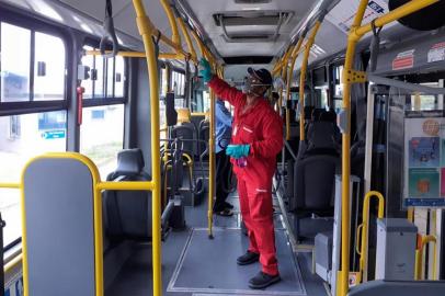  CAXIAS DO SUL, RS, BRASIL, 18/03/2020 - Funcionários da Visate fazem higienização dos ônibus urbanos. (Luis Fernando Antunes Valim/Divulgação)<!-- NICAID(14455242) -->