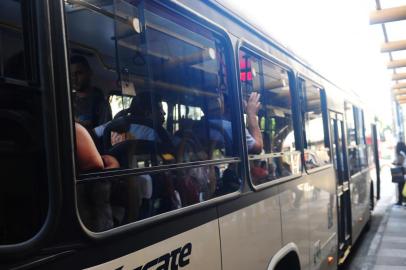  CAXIAS DO SUL, RS, BRASIL, 17/03/2020. Coronavírus -  Redução no número de usuários no transporte coletivos. Cuidados e receios dos passageiros e cobradores. Ônibus da Visate circulam com janelas abertas. (Porthus Junior/Agência RBS)Indexador: Porthus Junior                  <!-- NICAID(14454265) -->