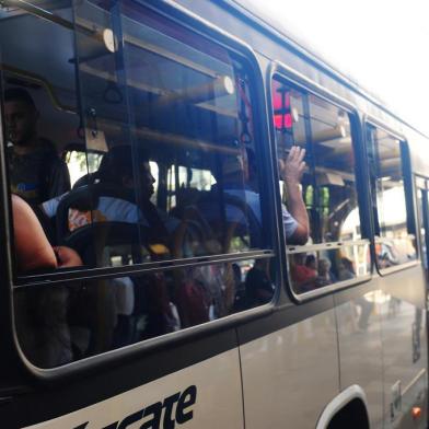  CAXIAS DO SUL, RS, BRASIL, 17/03/2020. Coronavírus -  Redução no número de usuários no transporte coletivos. Cuidados e receios dos passageiros e cobradores. Ônibus da Visate circulam com janelas abertas. (Porthus Junior/Agência RBS)Indexador: Porthus Junior                  <!-- NICAID(14454265) -->