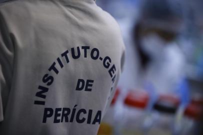  PORTO ALEGRE - BRASIL -  Laboratório de DNA do IGP, peritos trabalhando no laboratório de provas e genética. (FOTO: LAURO ALVES/AGENCIARBS)<!-- NICAID(14293395) -->