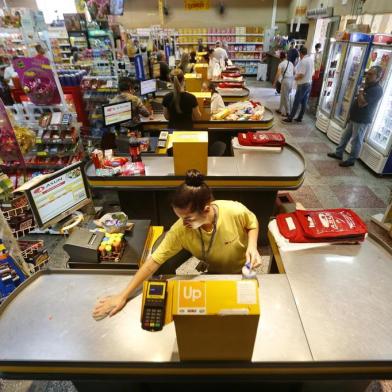  PORTO ALEGRE - BRASIL - Mercado ASUN do bairro Azenha cria rotina de limpesa para proteger os clientes de contaminação. (FOTO: LAURO ALVES/AGENCIARBS)<!-- NICAID(14455933) -->