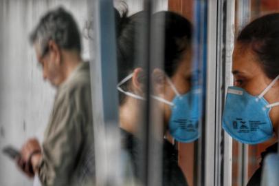  PORTO ALEGRE - BRASIL - Em meio a pandemia de Coronavírus, filas para vacina da gripe comum se formam em farmácia Panvel na Zona Sul, bairro Tristeza . (FOTO: LAURO ALVES)<!-- NICAID(14453821) -->