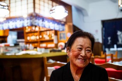  PORTO ALEGRE, RS, BRASIL - 18.03.2020 - Sakae, imigrante japonesa, que junto com seu takedo (falecido), abriu o primeiro sushi de poa. (Foto: Omar Freitas/Agencia RBS)Indexador: Omar Freitas<!-- NICAID(14455570) -->