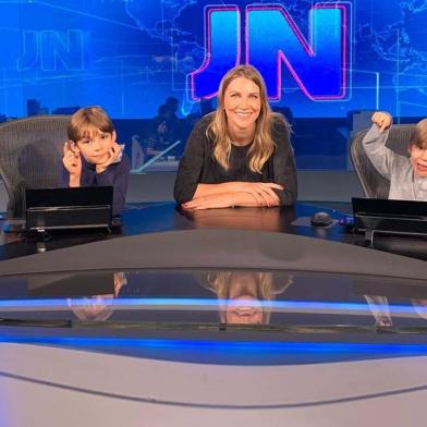 Anne Lottermmann com os filhos na bancada do Jornal Nacional. Ela faz a previsão do tempo no JN<!-- NICAID(14444881) -->