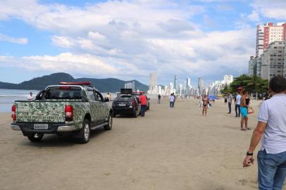 Prefeitura de Balneário Camboriú orienta pessoas a deixarem praias. <!-- NICAID(14456648) -->