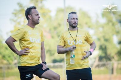 O caxiense Rodrigo Squinalli, preparado físico, está trabalhando no clube Bangkok United e relatou como está a situação do coronavírus na Tailândia.Na foto, Squinalli (E).<!-- NICAID(14456282) -->