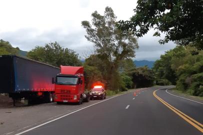 Homem morre após moto bater em caminhão estacionado na BR-101, em Osório<!-- NICAID(14456946) -->