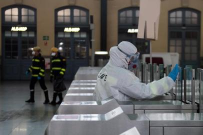 Membros da Unidade de Emergências Militares realizam uma desinfecção geral em uma estação de trem em Valência, na Espanha. País registrou cerca de mil casos de coronavírus em 24 horasMilitary Emergencies Unit (UME) members carry out a general disinfection at the North train station in Valencia on March 16, 2020. - Spain has registered nearly 1,000 new COVID-19 infections over the past 24 hours, raising the total number of cases to 8,744, the health ministry said today. Over the same period, the number of deaths rose by nine to 297, the ministrys emergencies coordinator said. (Photo by JOSE JORDAN / STR / AFP)<!-- NICAID(14452656) -->